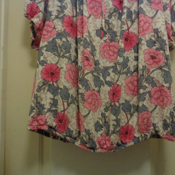 PRETTY GIRL SWEET GIRL TORRID BIG PINK FLOWERS RAYON BLOUSE TORRID 2 - Picture 4 of 7